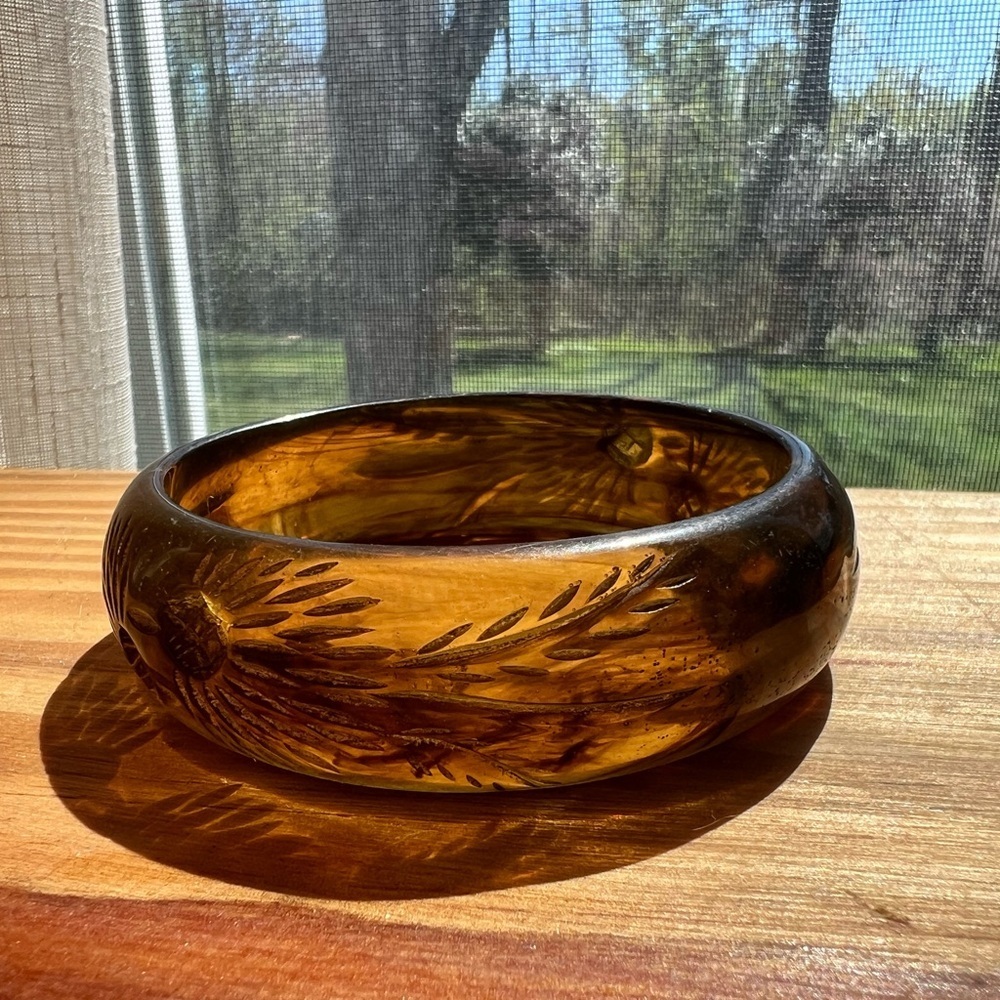 Vintage Carved Lucite Bangle Bracelet Amber Swirl Pineapple Tropical Chunky - Picture 4 of 15